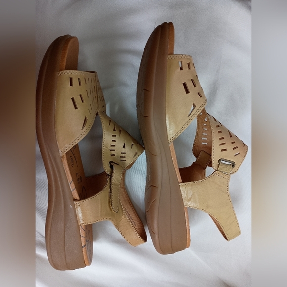 NEW BareTraps Cutout 10M Jordy Bronze Leather Wedge Slingback Strap Sandal (#4) - Picture 4 of 7